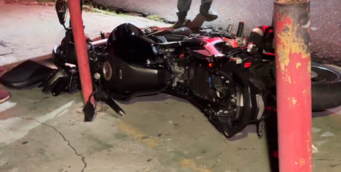 Motociclistas ficam feridos em acidente e homem é detido por se passar por policial