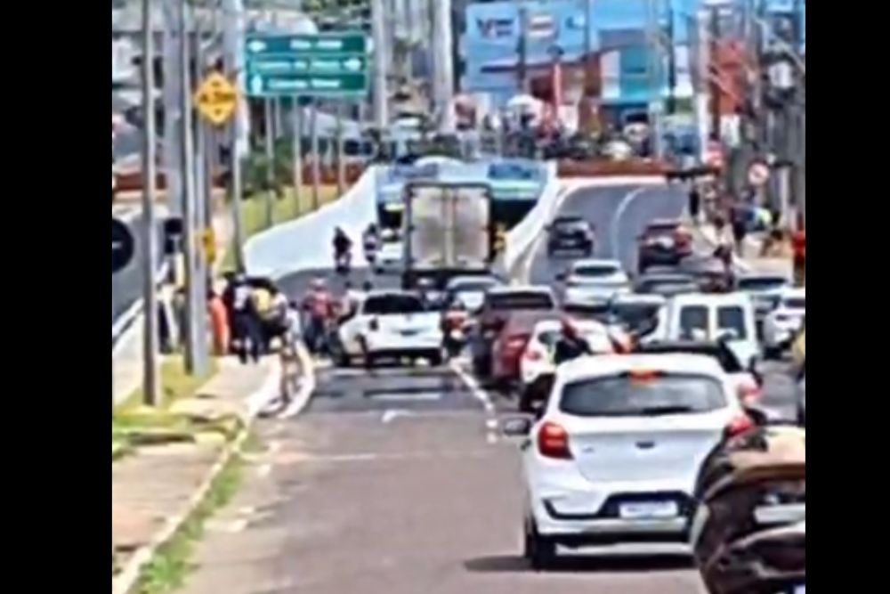 Pedestre é atropelado ao tentar atravessar faixa no Viaduto Rei Pelé em Manaus Pedestre é atropelado ao tentar atravessar faixa no Viaduto Rei Pelé em Manaus