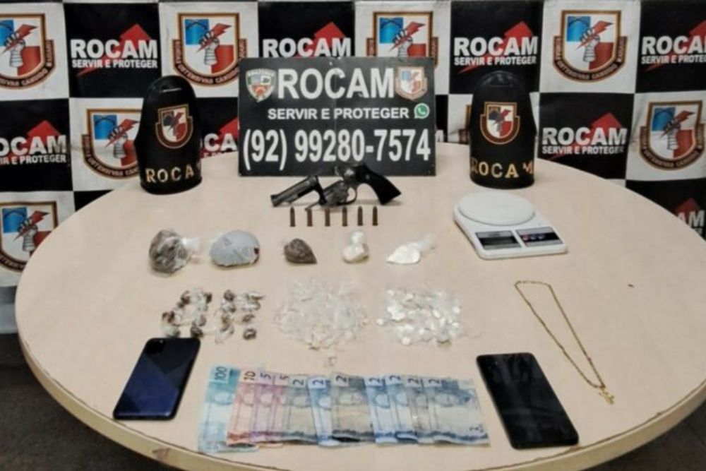 Denúncia anônima leva à prisão de jovem com arma e drogas na zona sul de Manaus Denúncia anônima leva à prisão de jovem com arma e drogas na zona sul de Manaus