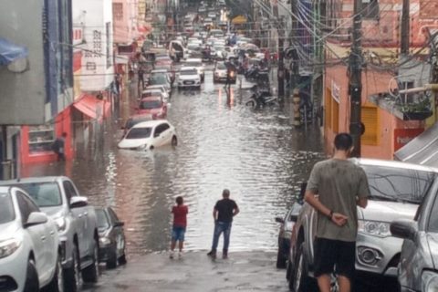 Rio Negro atinge cota de inundação severa e alaga ruas do Centro de Manaus