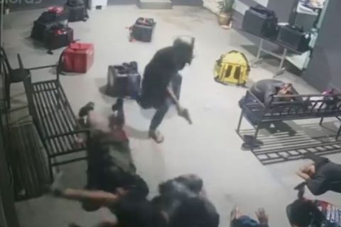 Criminosos rendem funcionários e entregadores durante assalto a temakeria em Manaus