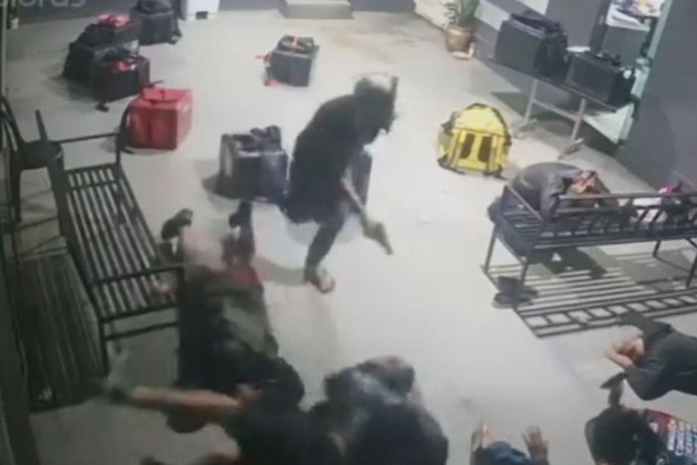 Criminosos rendem funcionários e entregadores durante assalto a temakeria em Manaus Criminosos rendem funcionários e entregadores durante assalto a temakeria em Manaus