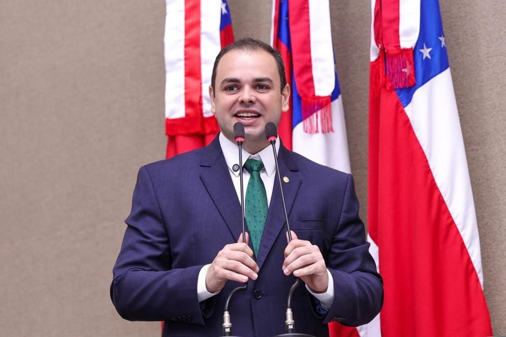 Deputado Roberto Cidade lança política para aproximar jovens da ciência nas escolas públicas do AM Deputado Roberto Cidade lança política para aproximar jovens da ciência nas escolas públicas do AM