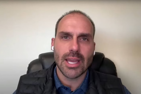 Câmara invalida passaporte diplomático de Eduardo Bolsonaro após perda de mandato