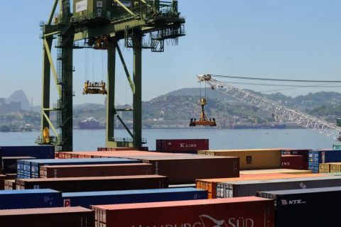 Tarifas dos EUA devem pressionar preços e impactar setores estratégicos.