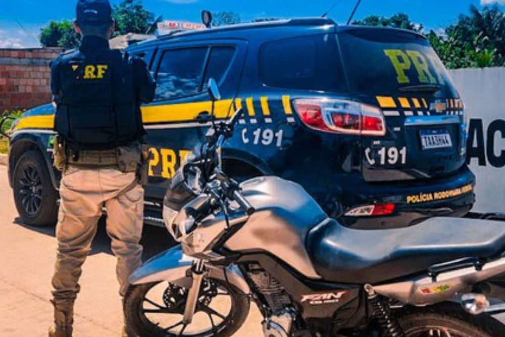 PRF apreende motocicleta furtada e adulterada no interior do AM PRF apreende motocicleta furtada e adulterada no interior do AM