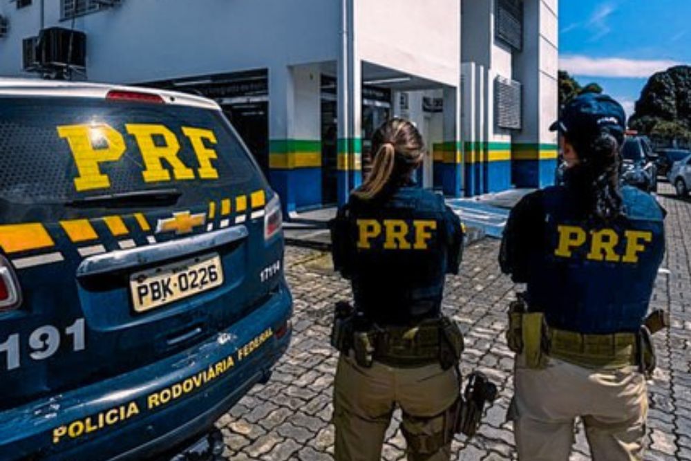 PRF prende motorista com semirreboque de placa adulterada na BR-319 PRF prende motorista com semirreboque de placa adulterada na BR-319