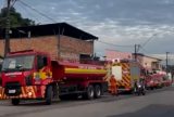 Incêndio destrói galpão de loja de roupas na zona norte de Manaus.