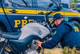 Motociclista é presa com veículo roubado e adulterado na BR-174 em Manaus