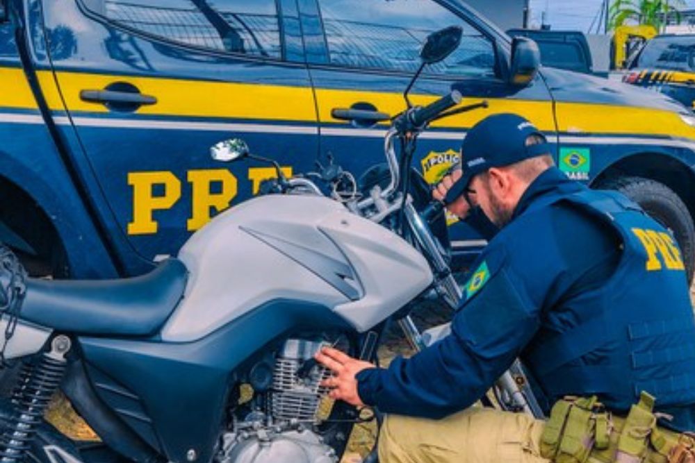 Motociclista é presa com veículo roubado e adulterado na BR-174 em Manaus Motociclista é presa com veículo roubado e adulterado na BR-174 em Manaus