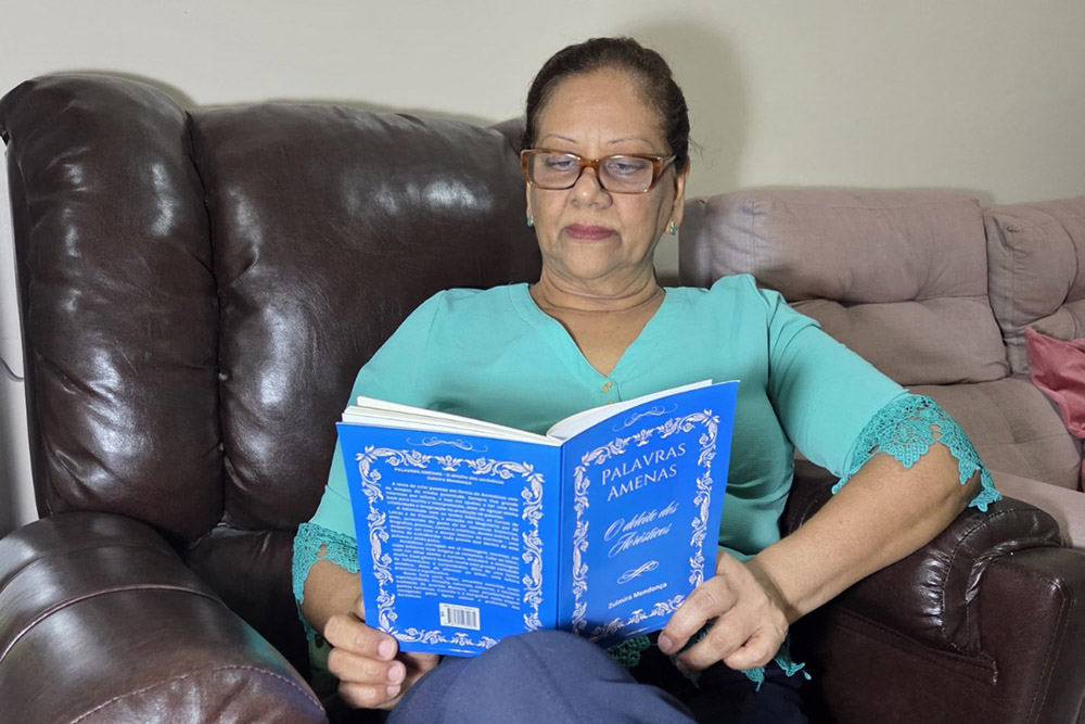 Professora lança livro 'Palavras Amenas' na Biblioteca Pública neste sábado Professora lança livro 'Palavras Amenas' na Biblioteca Pública neste sábado