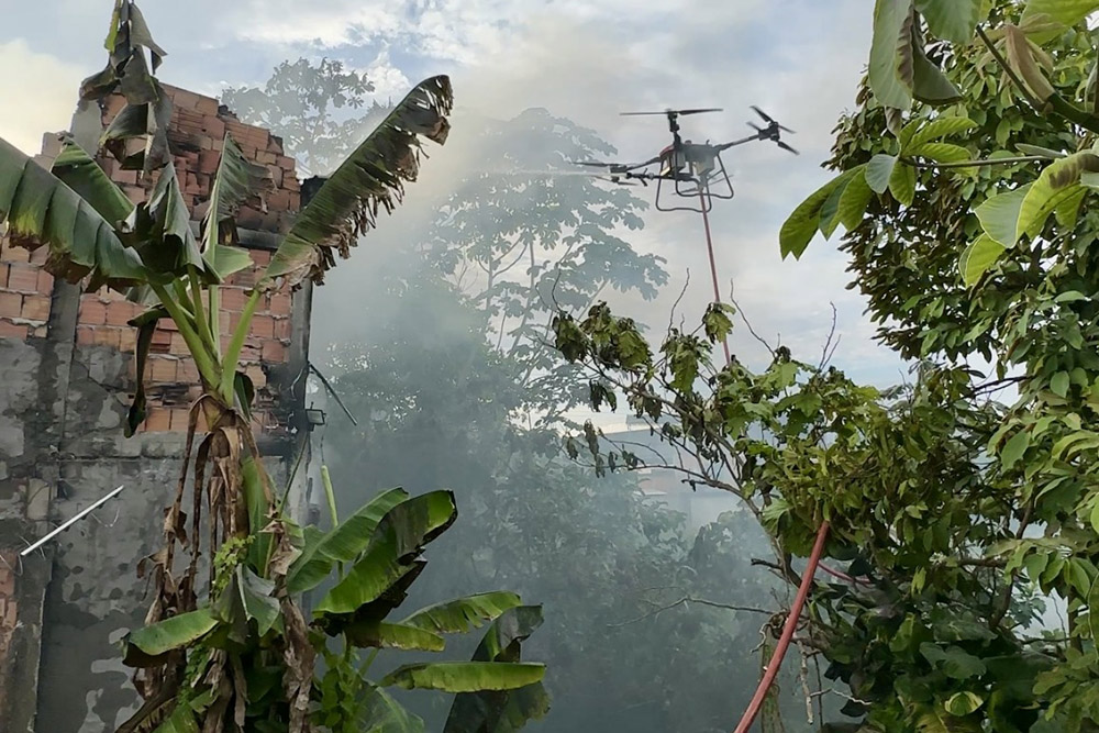 Drone é usado pela primeira vez em combate a incêndios no Amazonas Drone é usado pela primeira vez em combate a incêndios no Amazonas