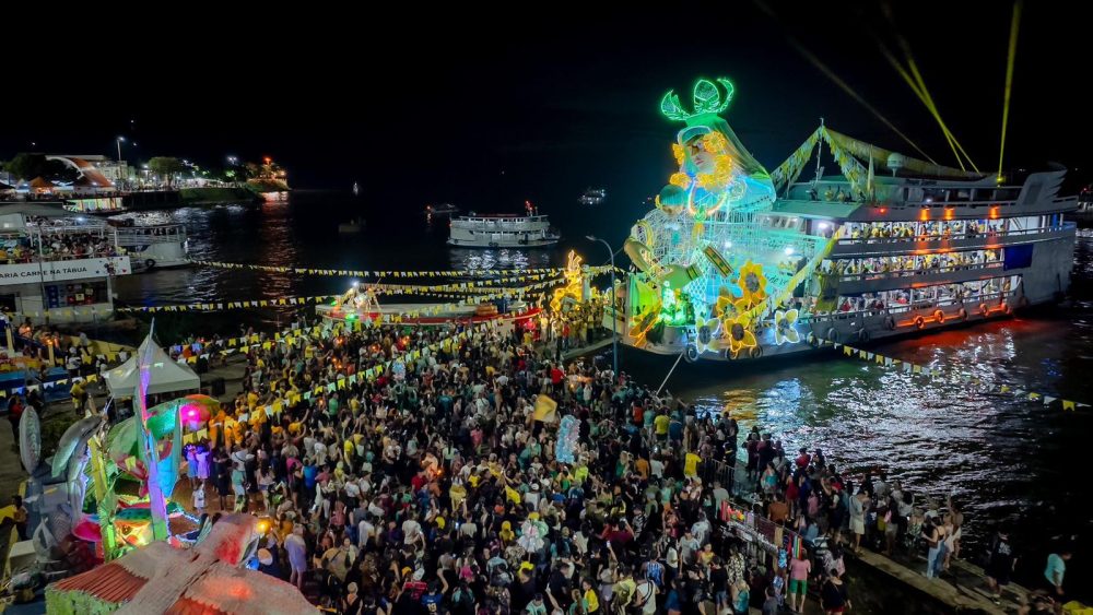 Romaria das Águas leva multidão à orla de Parintins na saudação à padroeira Romaria das Águas leva multidão à orla de Parintins na saudação à padroeira