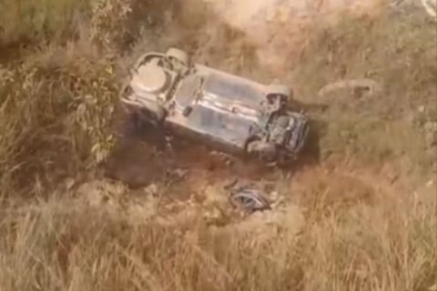 Homem morre ao perder controle do carro e cair em ribanceira na BR-319.