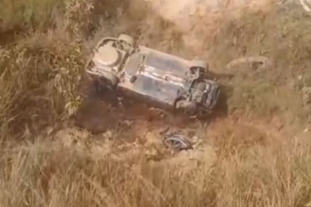 Homem morre ao perder controle do carro e cair em ribanceira na BR-319 Homem morre ao perder controle do carro e cair em ribanceira na BR-319.