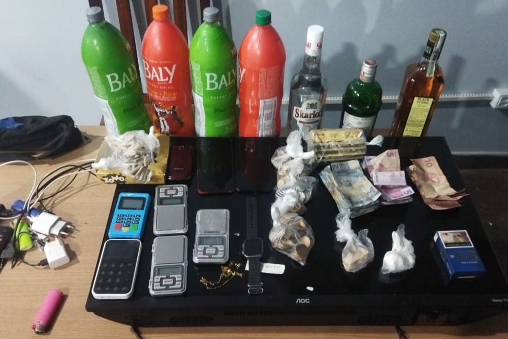 PM do Amazonas det&eacute;m seis suspeitos de tr&aacute;fico de drogas, entre eles um adolescente.