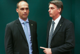 Moraes proíbe Bolsonaro de falar com Eduardo e de usar redes sociais