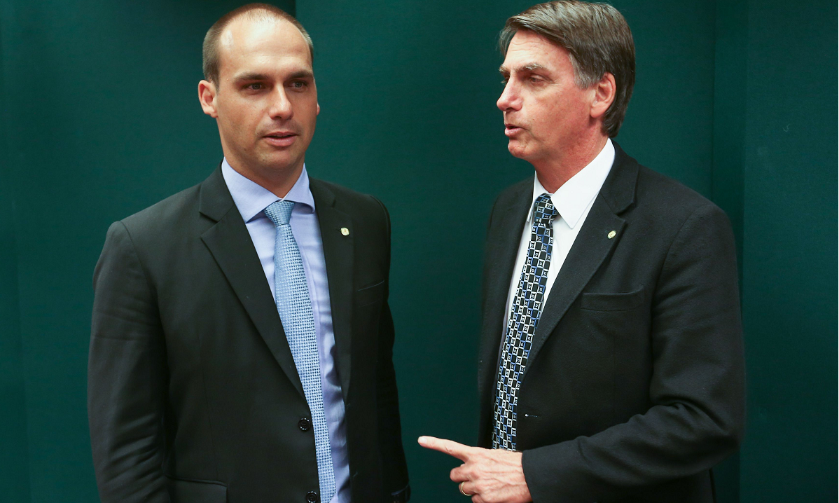 Moraes pro&iacute;be Bolsonaro de falar com Eduardo e de usar redes sociais