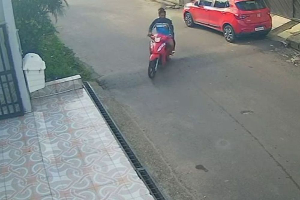 Casal armado realiza s&eacute;rie de assaltos em motocicleta vermelha no Nova Cidade.