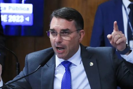 Flávio Bolsonaro viaja à Europa durante operação da Polícia Federal contra Jair Bolsonaro