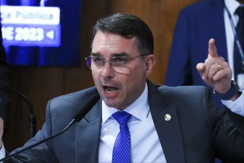 Flávio Bolsonaro viaja à Europa durante operação da Polícia Federal contra Jair Bolsonaro