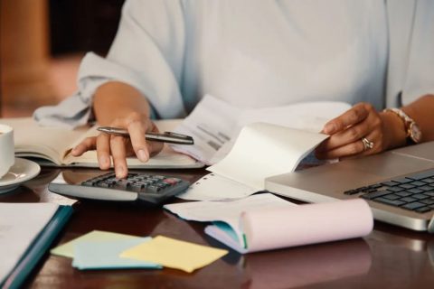 Metade dos brasileiros aumentou despesas em 2025, revela levantamento