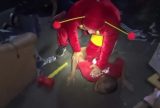 Policial vestido de Chapolin surpreende suspeitos em operação antidrogas