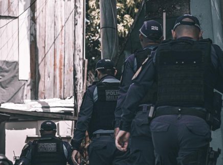 Polícia Militar prende dois foragidos durante patrulhamento em Manaus