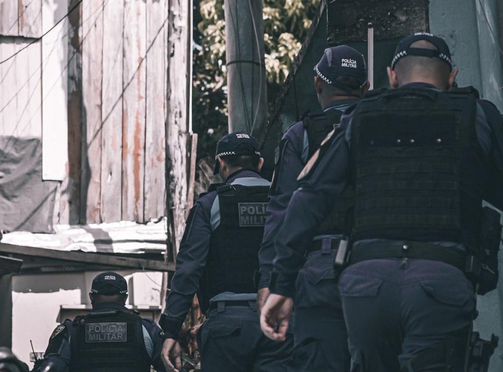 Polícia Militar prende dois foragidos durante patrulhamento em Manaus Polícia Militar prende dois foragidos durante patrulhamento em Manaus