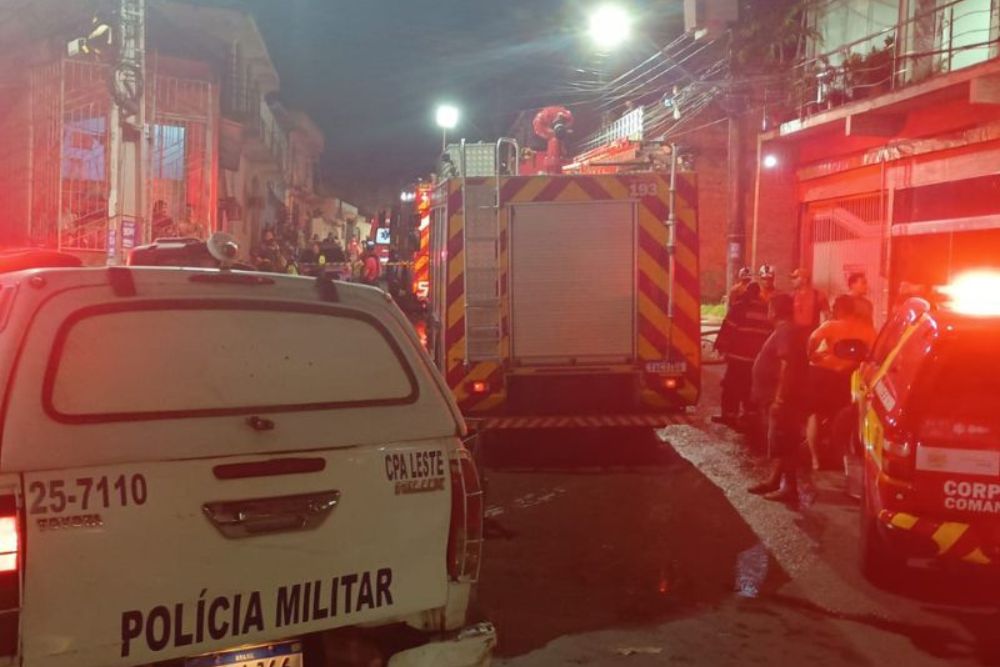 Fogo atinge casa na zona-leste de Manaus e mobiliza Corpo de Bombeiros