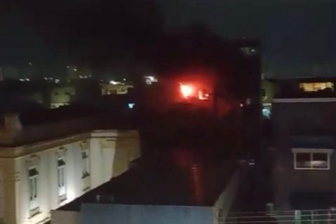 Incêndio de grandes proporções destrói apartamento em área de difícil acesso no Centro de Manaus