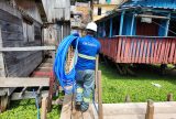 Com tubulações elevadas, bairro Educandos mantém abastecimento de água durante a cheia