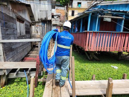Com tubulações elevadas, bairro Educandos mantém abastecimento de água durante a cheia