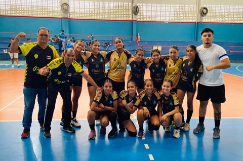 Parintins derrota tricampeãs no handebol infantil feminino e garante vaga na semifinal dos JEAs 2025
