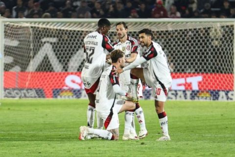 Flamengo busca virada no fim, vence Bragantino e encosta no líder Cruzeiro