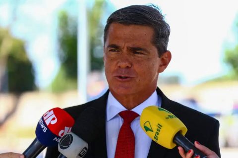 General nega envolvimento institucional durante visita em acampamento golpista