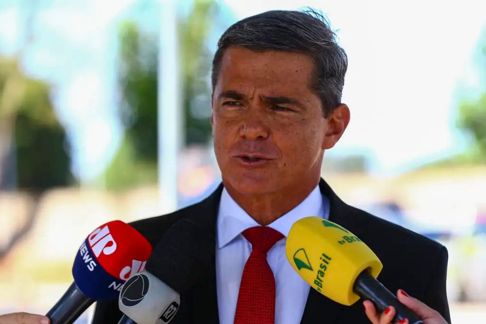 General nega envolvimento institucional durante visita em acampamento golpista 