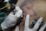 CFM veta anestesia geral e sedação para tatuagens; exceção vale só para casos médicos