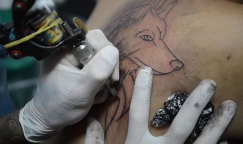 CFM veta anestesia geral e sedação para tatuagens; exceção vale só para casos médicos