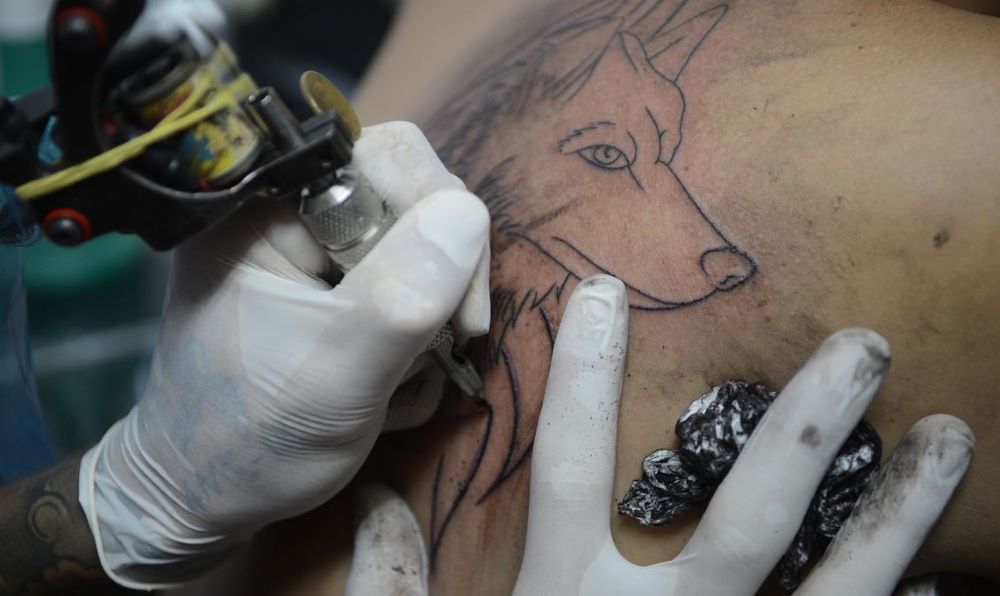 CFM veta anestesia geral e seda&ccedil;&atilde;o para tatuagens; exce&ccedil;&atilde;o vale s&oacute; para casos m&eacute;dicos