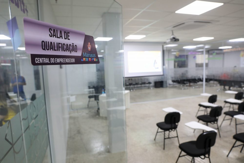 Curso gratuito ensina t&eacute;cnicas profissionais de alisamento capilar em Manaus