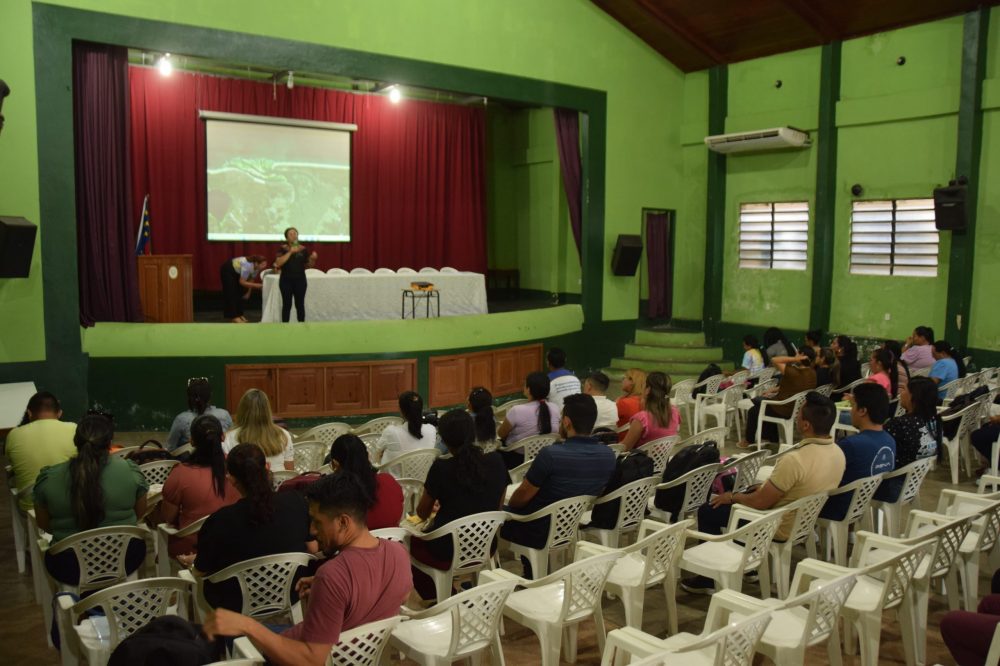 Prefeitura de Parintins promove formação continuada com professores de escolas de várzea Prefeitura de Parintins promove formação continuada com professores de escolas de várzea