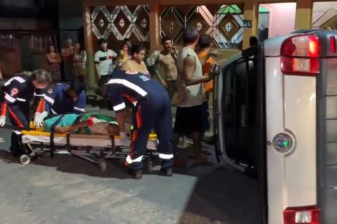 Homem capota carro após bater em muro na zona norte de Manaus