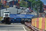 Caminhão-contêiner tomba durante manobra e interdita via na zona sul de Manaus