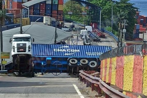 Caminhão-contêiner tomba durante manobra e interdita via na zona sul de Manaus