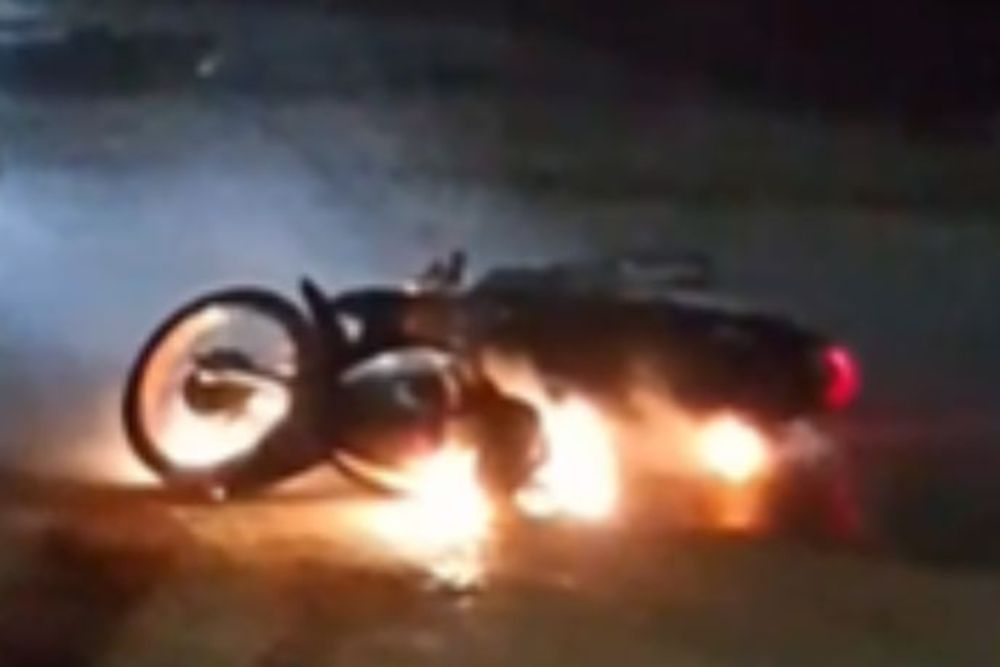 Fio elétrico cai sobre moto e cavalo durante temporal em Tefé e provoca incêndio Fio elétrico cai sobre moto e cavalo durante temporal em Tefé e provoca incêndio