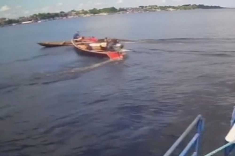 Canoas colidem em Tefé e lançam passageiros no rio Canoas colidem em Tefé e lançam passageiros no rio