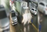 Pedestre é atropelado por caminhão e sobrevive sem fraturas em Manaus