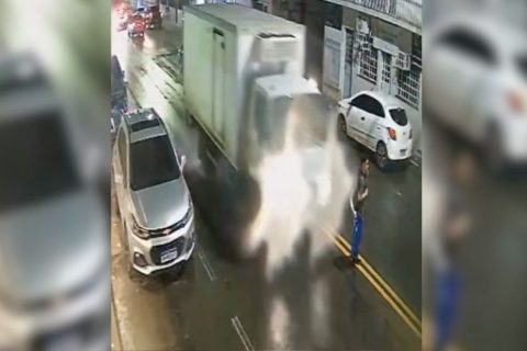 Pedestre é atropelado por caminhão e sobrevive sem fraturas em Manaus