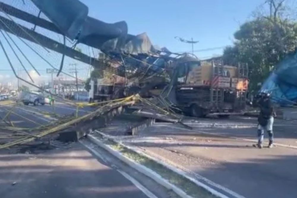 Demoli&ccedil;&atilde;o de passarela altera tr&acirc;nsito na avenida Torquato Tapaj&oacute;s